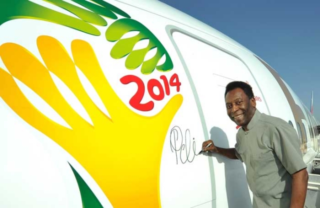 طيران الإمارات ينقل جمهور كأس العالم إلى البرازيل بـ "طائرة بيليه"