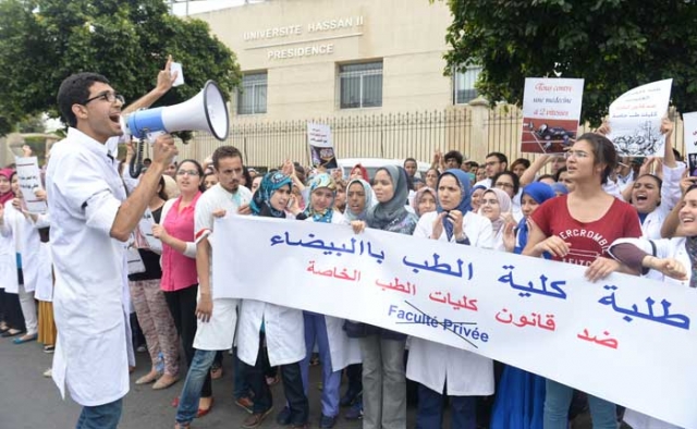 طلبة كلية الطب والصيدلة بالبيضاء في أول تنفيذ  لتوعداتهم الاحتجاجية