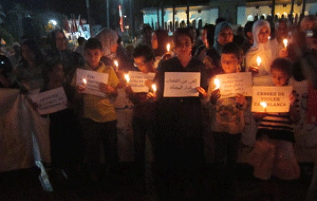 صمت وشموع لمؤازرة ضحايا "بوركون" بساحة الحمام في البيضاء