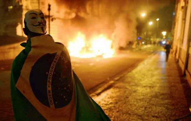 انتفاضة البرازيليين عقب الانتكاسة الكروية(مع فيديو)