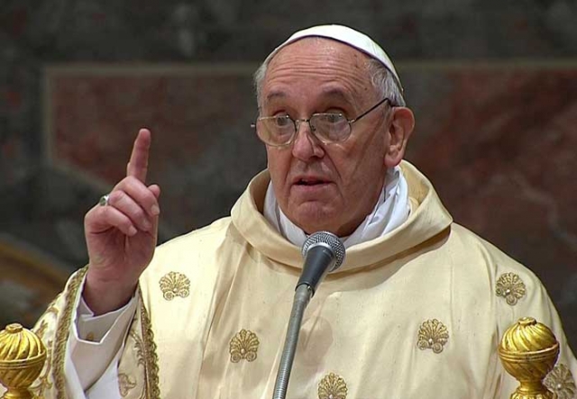 بابا الفاتيكان يدعو لإنهاء معاناة مسيحيي الشرق الأوسط