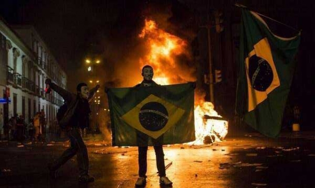 بالصور.. جماهير البرازيل تحرق علم بلادها وإصابة مشجع بسكتة قلبية‎
