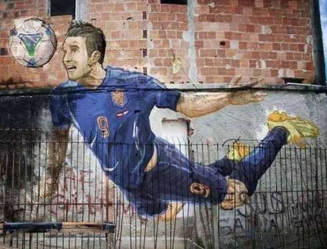 مشجع برازيلي يرسم هدف فان بيرسي العجيب على جدران منزله