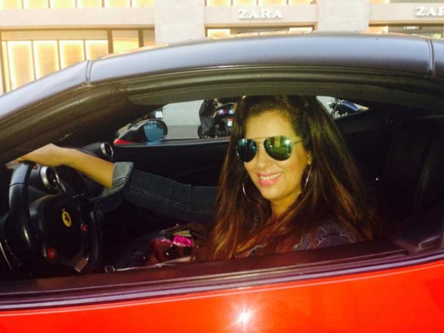 ممثلة مغربية اكترت سيارة فيراري 20 دقيقة بـ 98 أورو بباريس