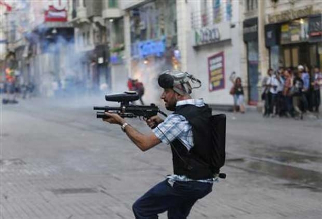 الشرطة تطلق الغاز المسيل للدموع على محتجين بعد تنصيب أردوغان