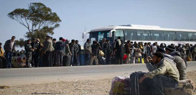 المغاربة الفارون من جحيم ليبيا يعبرون الحدود بتونس