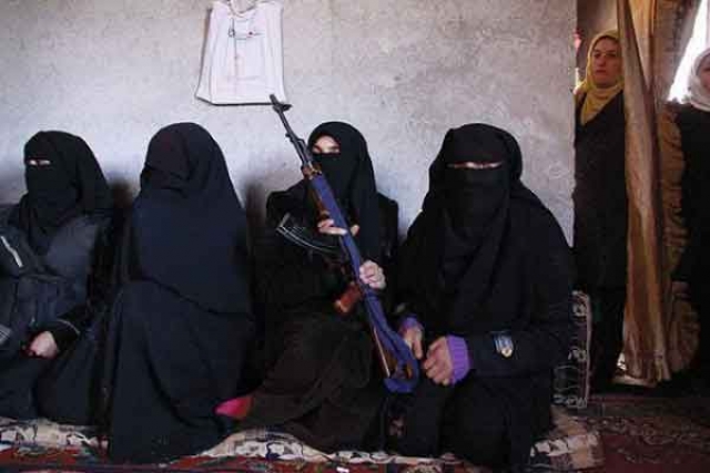 داعش: النقاب الأسود للمتزوجات.. والأصفر لمجاهدات النكاح!