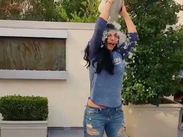 هيفاء وهبي تتحدى النجمة العالمية ريهانا في حمام الماء المثلج