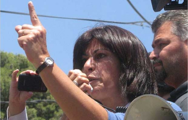 نائبة تدخل اعتصاماً أمام البرلمان الفلسطيني رفضاً للإبعاد الإسرائيلي