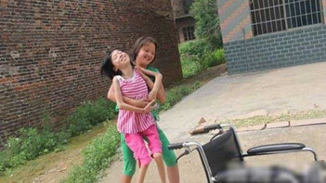 فتاة صينية تحمل صديقتها على ظهرها كل يوم إلى المدرسة
