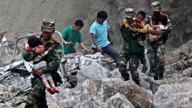 150 قتيلا على الأقل في زلزال بجنوب غرب الصين