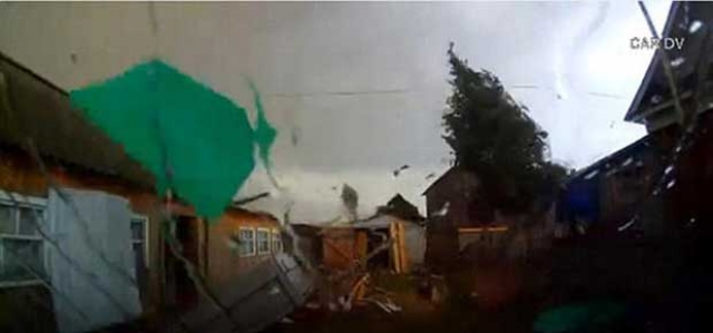 كاميرا في قلب إعصار تسجل ما جرى لحظة بلحظة (مع فيديو)