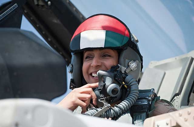 مريم المنصوري أول مقاتلة إماراتية تقود «إف 16» وتقصف داعش (مع فيديو)