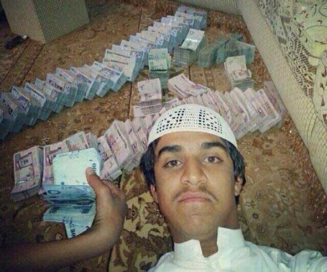 صورة "سيلفي" لشاب سعودي تكشف اختلاسه لمبالغ مالية
