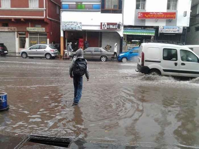 أمطار اليوم الأول تغرق شوارع وأزقة بعض المدن