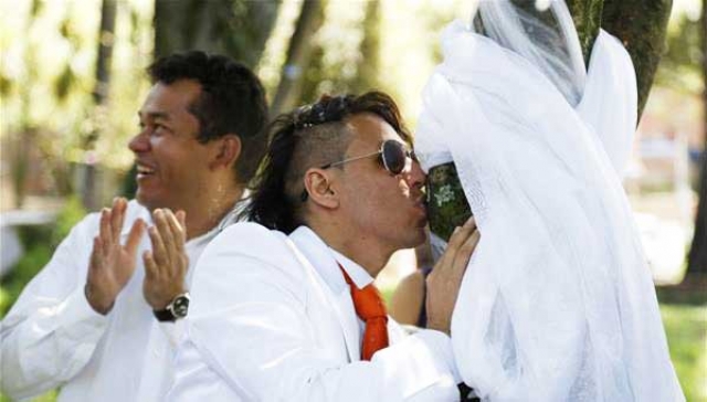 أغرب زواج في العالم: ممثل من البيرو يتزوج من شجرة للمرة الثانية