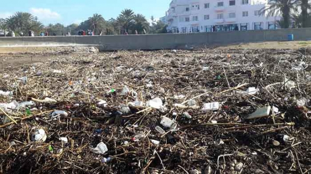 3000 متر مكعب من النفايات هي حصيلة شاطئ أكادير من السيول (مع فيديو)