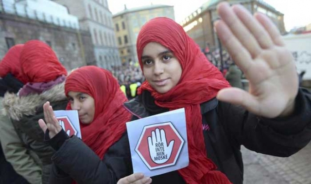 مظاهرات في السويد تندد بالاعتداءات على المساجد
