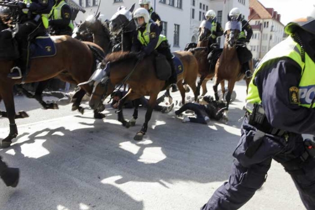 شرطة السويد تصاب بعدوى الصهاينة في التمثيل بالأطفال المسلمين (مع فيديو)