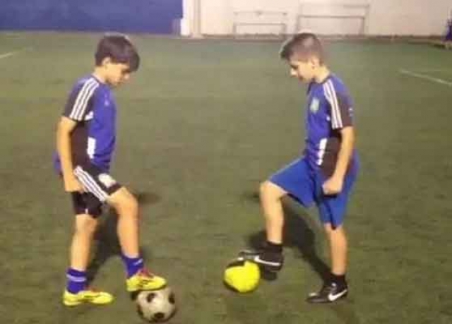شاهد .. طفلان يتحكّمان في الكرة بنفس الحركة ( مع فيديو)