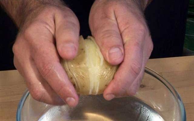 شاهد بالفيديو كيف تستطيع تقشير البطاطس في ثانية واحدة وبدون سكين