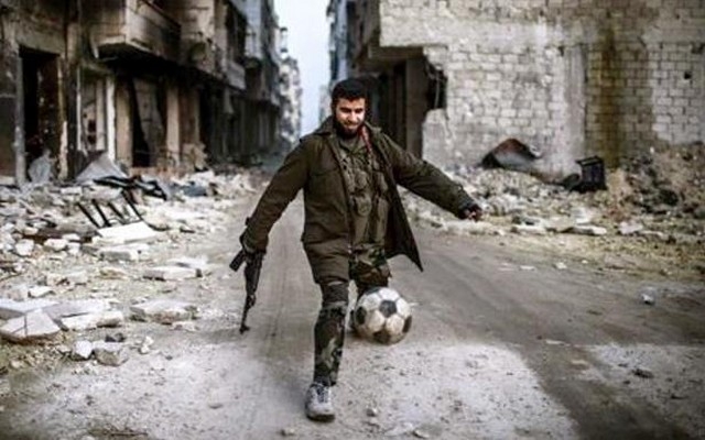 من هي أندية كرة القدم التي حرم "داعش" ارتداء قمصانها؟!