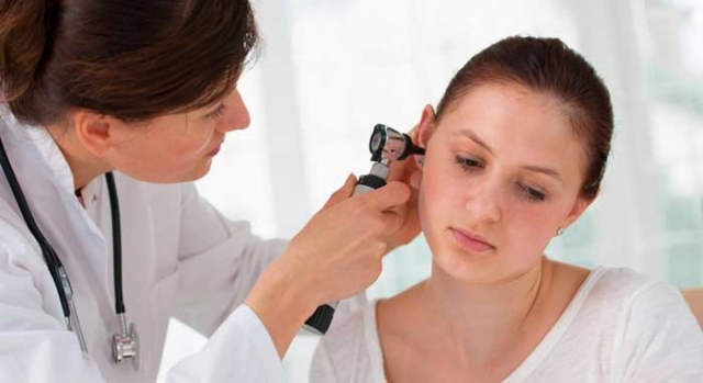أطباء يحذرون من تنظيف الأذن بالأعواد القطنية