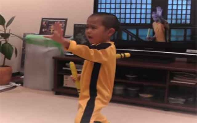 خطــير...طفل في الخامسة يقلد حركات "بروس لي" القتالية (  مع فيديو)