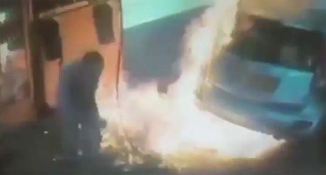 فتاة مخمورة تحرق سيارة رجل رفض إعطائها سيجارة