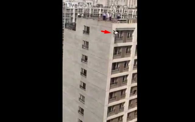 نجاة فتاة بعد محاولة انتحار بالقفز من الطابق الـ18( مع فيديو)
