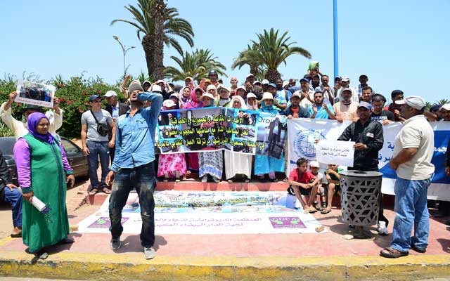 الباعة المتجولون يتضامنون مع زميلهم "المعتقل" أمام عمالة البرنوصي ( مع فيديو)