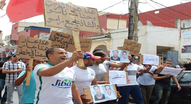 احتجاج جماهيري صاخب أمام منزل أحد المثليين المتورطين في فضيحة مسجد حسان (مع فيديو)