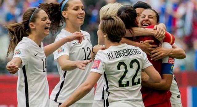سيدات الكرة الأمريكية يخيبن أمل الببغاء "أوليفيا" ويسحقن المنتخب الياباني بفوزهن بكأس العالم