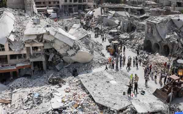 سقوط طائرة حربية على سوق شعبي بسوريا يحوله إلى مجزرة