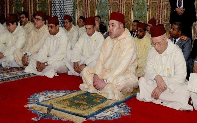 الملك محمد السادس يؤدي صلاة العيد في مسجد أهل فاس بالرباط