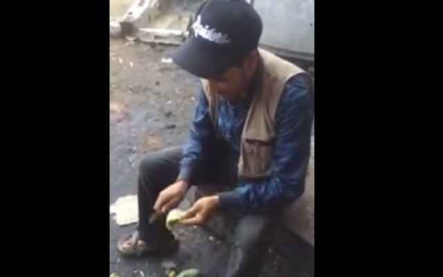 مواطن مغربي يلتهم قشور الكرموس الهندي الشائكة (مع فيديو)