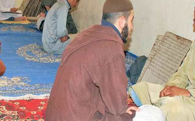فقيه مسجد بأطاط الحاج  يلقن دروسا في استعمال السلاح يستنفر أجهزة الأمن