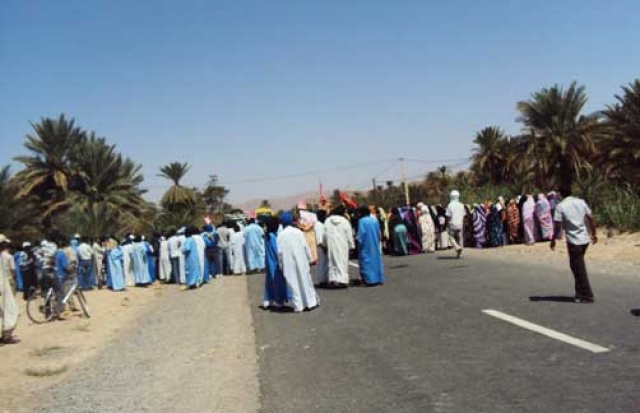 احتجاجات قبيلة الكرازبة بطاطا تعجل بإيفاد لجنة وزارية إلى منطقة "الحاسي لصفر"