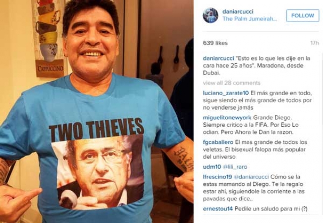 مارادونا يرتدي قميصا ساخرا يقول: بلاتر وبلاتيني لصان