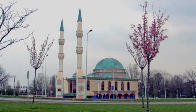 النيابة العامة: المولوتوف الملقى على مسجد مغربي بهولندا، عمل إرهابي