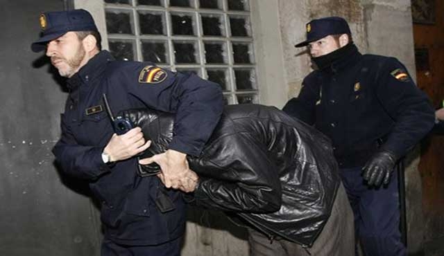 الشرطة الإسبانية تعتقل مغربيا لضلوعه في تهم متعلقة بتجنيد عناصر لـ"داعش" عبر "النت"