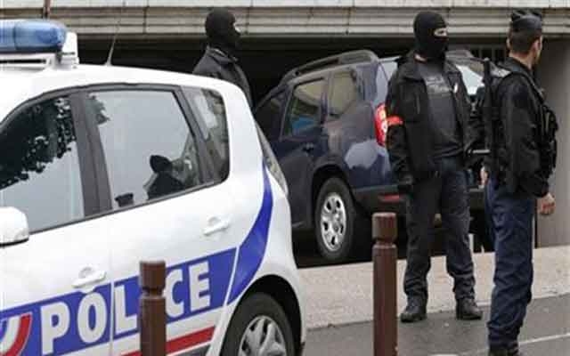 مسلح يقتل شرطيا فرنسيا ويحتجز رهائن قرب باريس