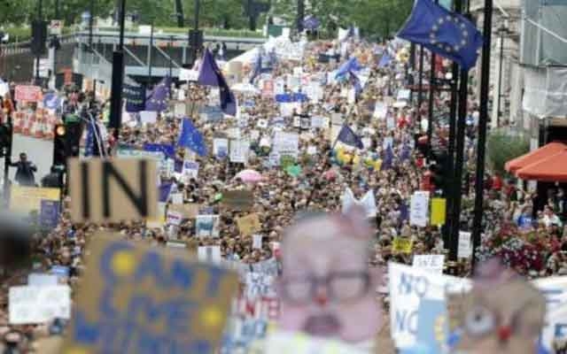 الآلاف يحتشدون في وسط لندن احتجاجا على نتيجة استفتاء بريطانيا