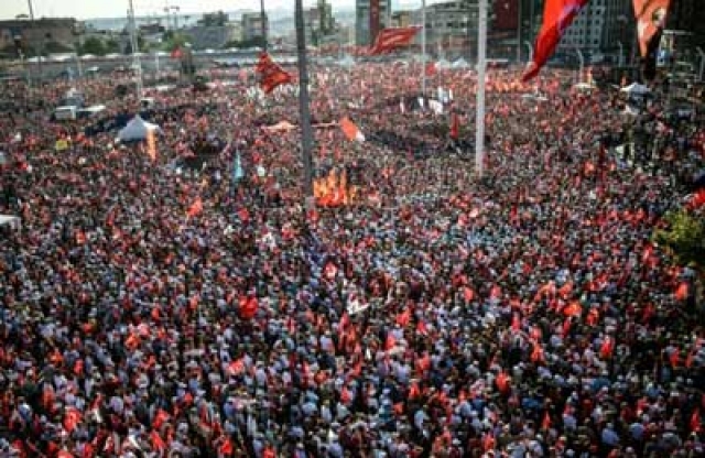 الأتراك يتظاهرون في ساحة تقسيم اعتراضا على حالة الطوارئ