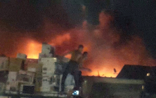 بعد جهد جهيد في مقاومة رياح الشركي.. يتم إخماد حريق سوق "كاسبارطا" بطنجة (مع فيديو)