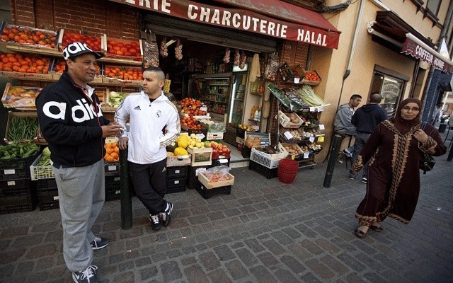 فرنسا ترغم "متاجر الحلال" على بيع الكحول والخنزير!