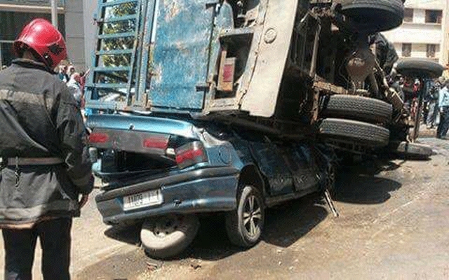 انقلاب شاحنة محملة بقينانات غاز فوق سيارة وهذا مصير سائقها الهوليودي