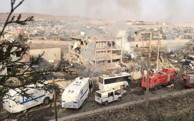 تركيا.. مصرع 11 شرطيا في هجوم انتحاري ورئيس الوزراء يتوعد بالرد