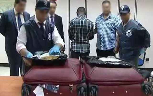 بوليس مطار الدار البيضاء  يعتقل مواطنا من "غينيا بيساو"  وبحوزته هذه الكمية من الكوكايين
