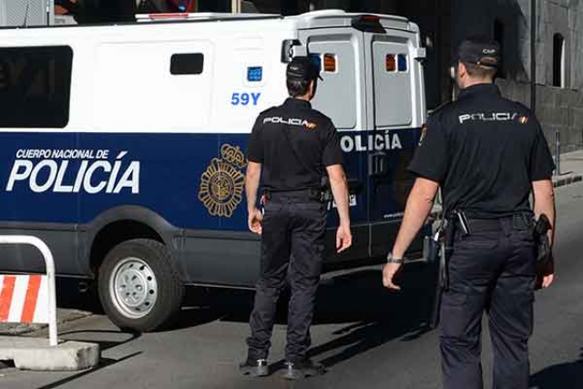 السلطات الإسبانية تعتقل مهاجرا مغربيا في أليكانطي.. والتهمة؟